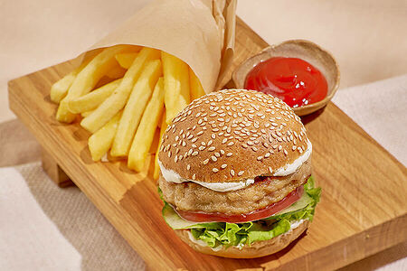 Бургер с курицей и картошкой фри