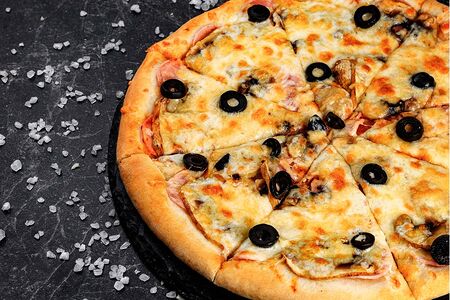 Пицца с ветчиной и грибами