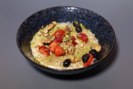 Сырники из печи со сметаной и свежими ягодами