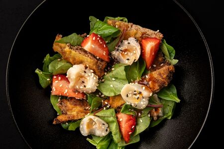 Салат с рваной уткой и ягодами с соусом хойсин