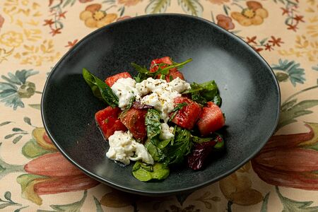 Салат с арбузом, страчателлой и кардамоном