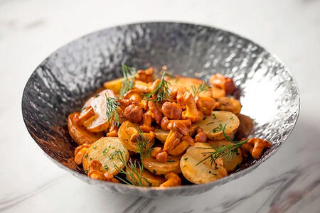 Жареный молодой картофель с лисичками