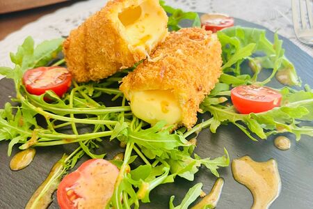 Моцарелла жареная с томатами и рукколой, под медовым соусом