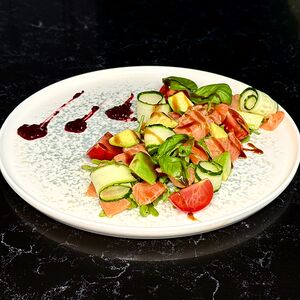 Салат с лососем, авокадо и руколой