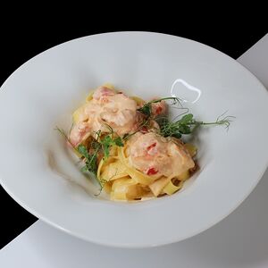 Паста с тигровыми креветками в сливочном соусе