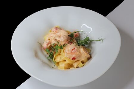 Феттучини с тигровыми креветками в сливочном соусе