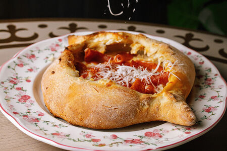 Хачапури по-аджарски с пеперони и печеным томатом