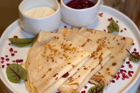 Блины с вишней и сметаной