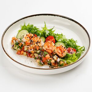 Салат с тигровыми креветками и ананасовой сальсой