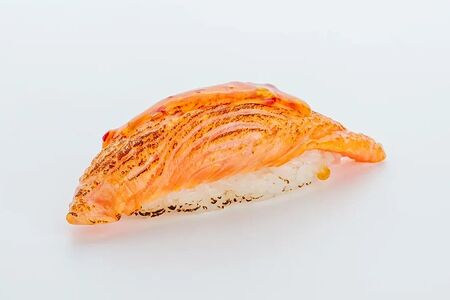 Нигири с опаленным лососем