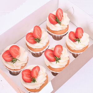 Пирожные капкейки с клубникой