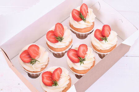 Пирожные капкейки с клубникой