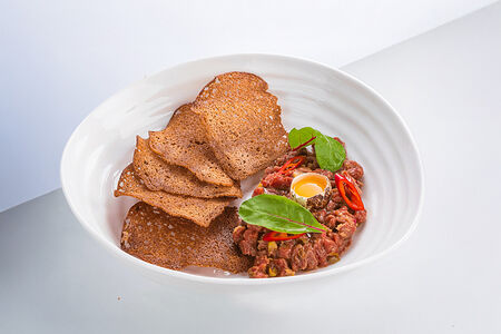 Тартар из говядины с гренками из бородинского хлеба