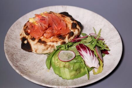 Неаполитанская лепёшка со скремблом, авокадо и лососем
