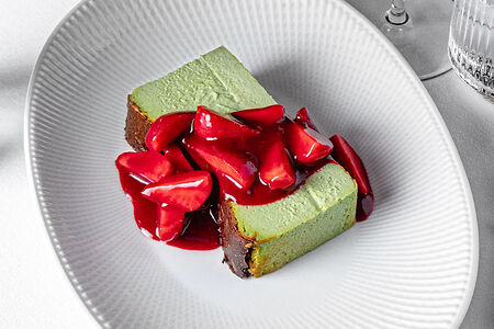 Фисташковый чизкейк с клубникой 