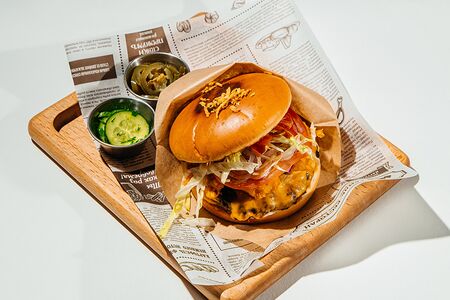 Шрирача бургер с сыром фри 