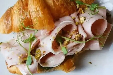 Круассан с мортаделлой