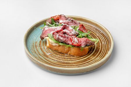 Брускетта Ростбиф, соус Вителло тоннато, рукола
