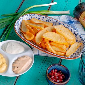 Картофель по-деревенски с соусами