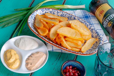 Картофель по-деревенски с соусами