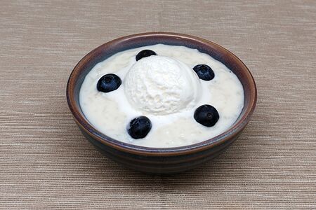 Каша рисовая с пломбиром и ягодами