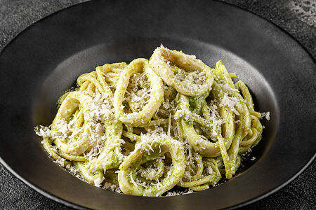 Спагетти с кальмаром и песто