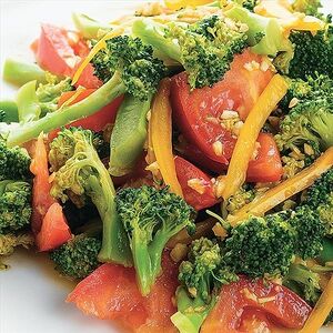 Салат брокколи с помидорами