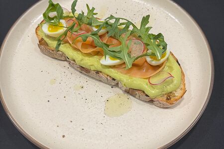 Брускетта с лососем и муссом из авокадо