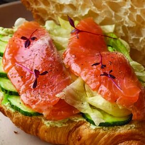 Круассан с копченой форелью, творожным сыром