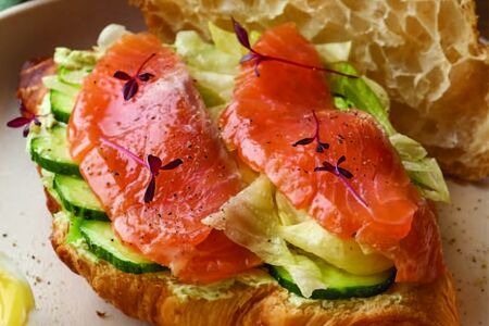 Круассан с копченой форелью, творожным сыром