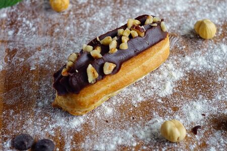 Эклер с шоколадом и орехами