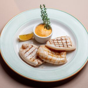 Кальмары на гриле с перечным соусом