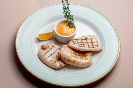 Кальмары на гриле с перечным соусом