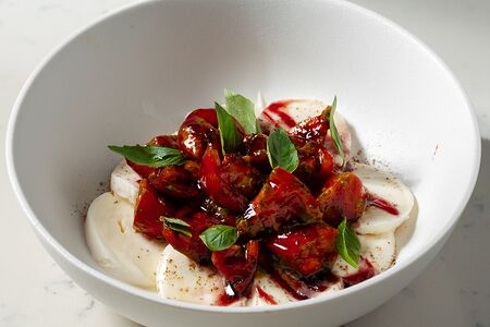 Моцарелла с томатами