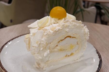 Пирожное Меренговый рулет Малина