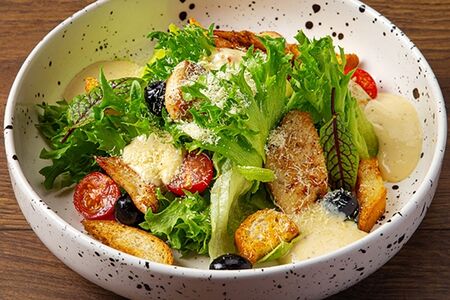 Салат Цезарь с курицей