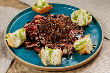 Ростбиф с маринованным луком