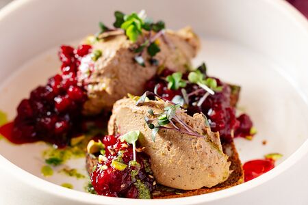 Паштет из утки с вареньем из клюквы