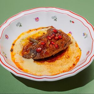 Сочный стейк из печени с картофельным пюре и гранатом