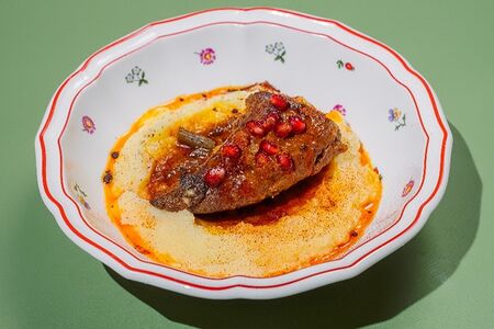 Сочный стейк из печени с картофельным пюре и гранатом