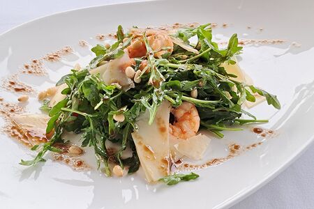 Салат с руколой, креветками и кедровыми орешками