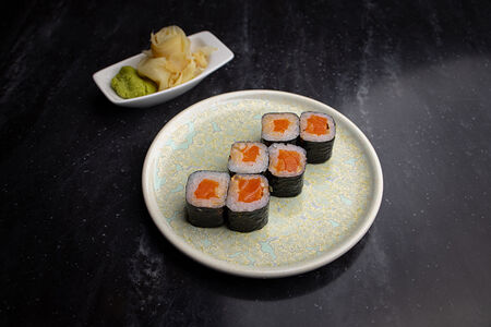 Маки с форелью и спайси соусом