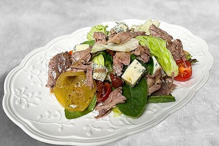 Салат с горгонзолой, индейкой и печёной грушей