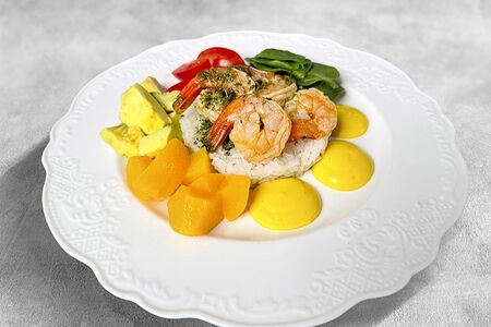 Салат с рисом, персиком и креветками