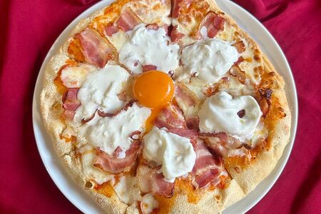 Пицца с беконом и страчателлой