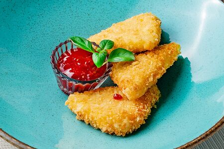 Жаренный сыр Моцарелла с вишневым соусом