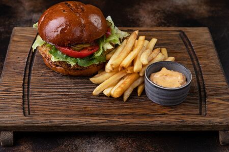 Горьковский бургер с хрустящей котлетой из сома на сдобной булочке с картофелем фри и соусом Тартар