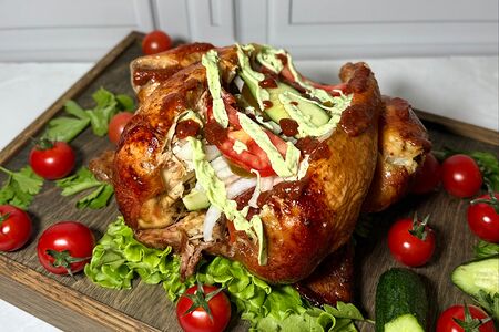 Курица гриль с овощами и соусом 