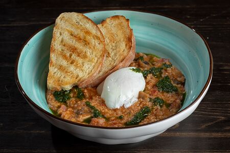 Овсяная каша с беконом и яйцом пашот