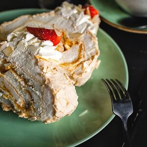 Меренговый Малина рулет